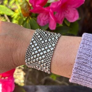 Liquid silver bracelet. This snap fastener is comfortable and easy to use.